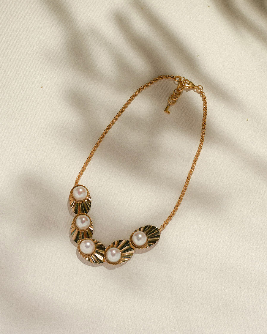 CROWN SHELL NECKLACE WITH NATURAL PEARLS