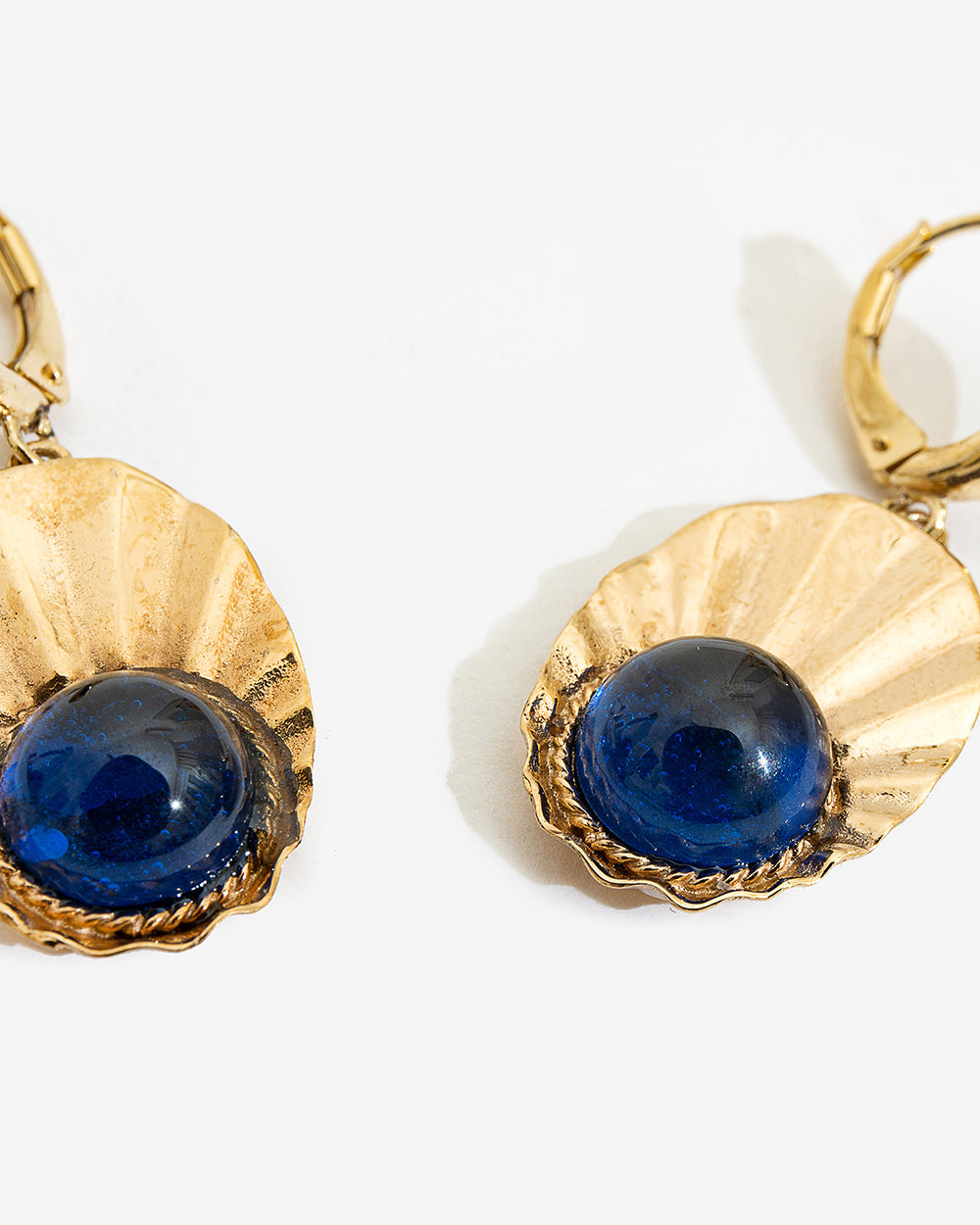 CROWN SHELL EARRINGS WITH BLUE ZIRCONS