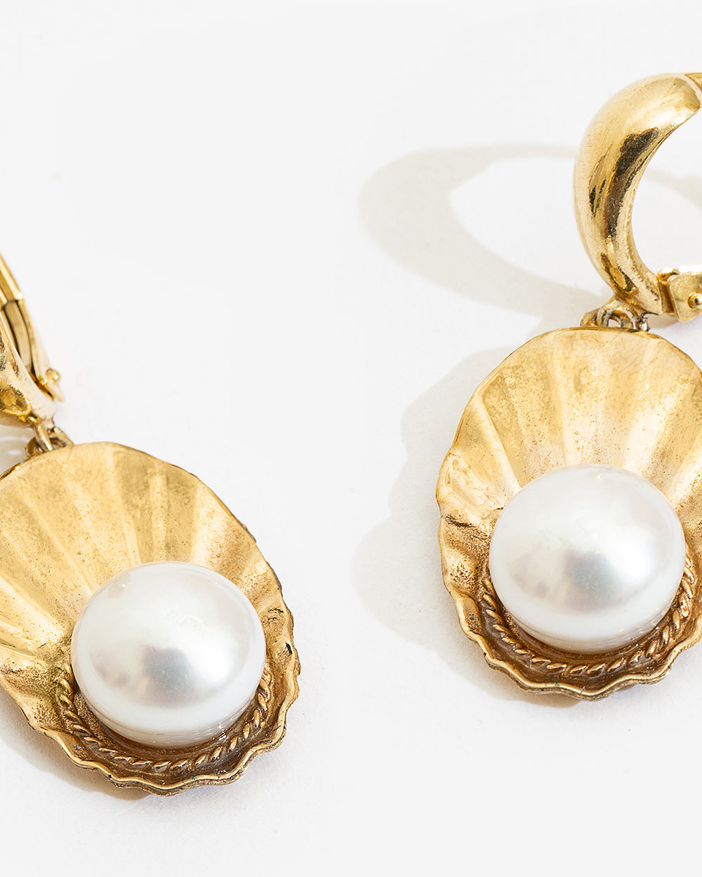 CROWN SHELL EARRINGS WITH PEARLS