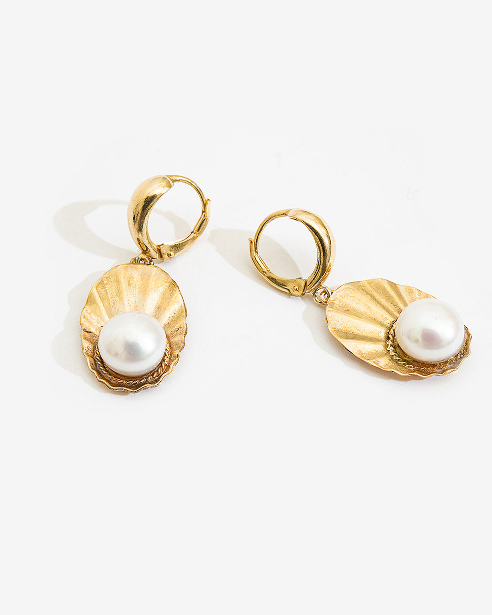 CROWN SHELL EARRINGS WITH PEARLS