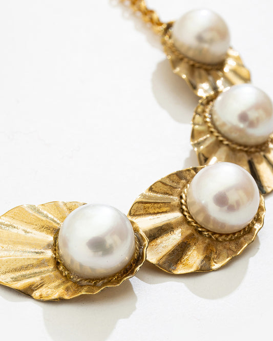 CROWN SHELL NECKLACE WITH NATURAL PEARLS