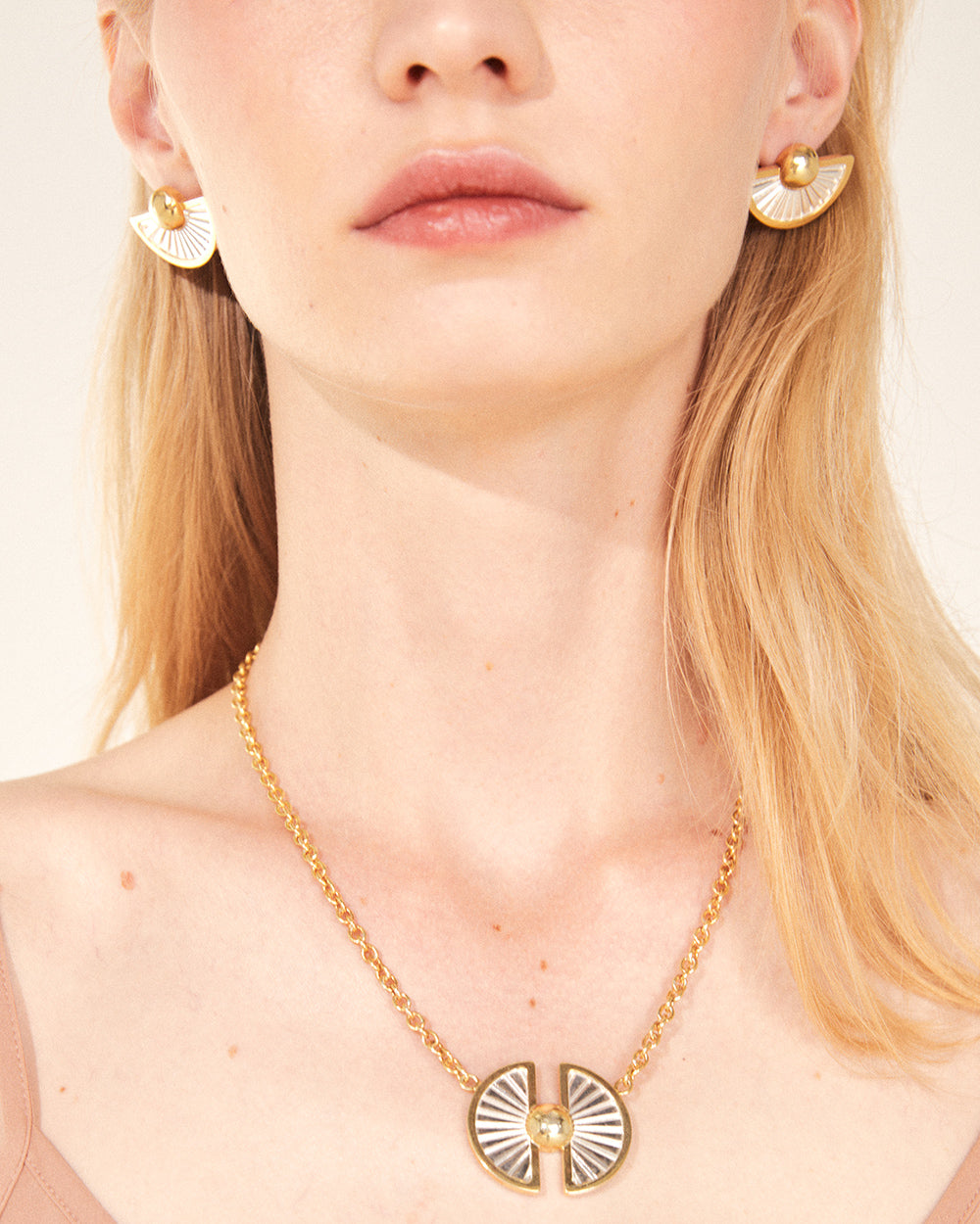MOONSHELL NECKLACE