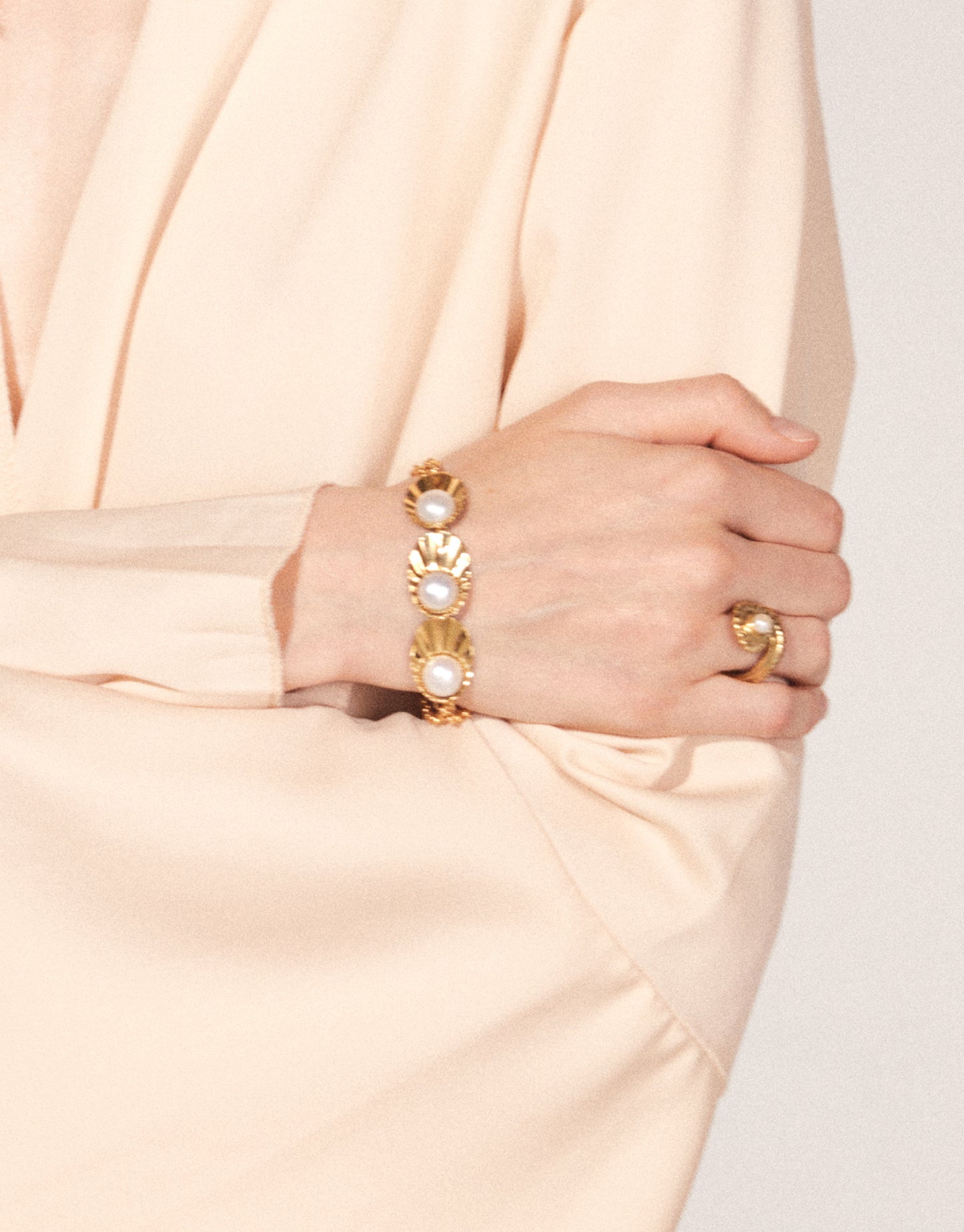 CROWN SHELL BRACELET WITH NATURAL PEARLS