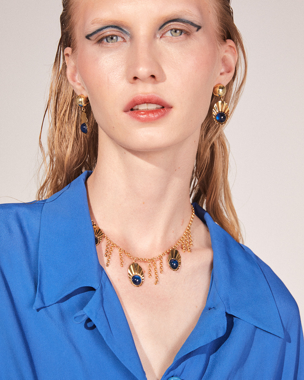 CROWN SHELL EARRINGS WITH BLUE ZIRCONS